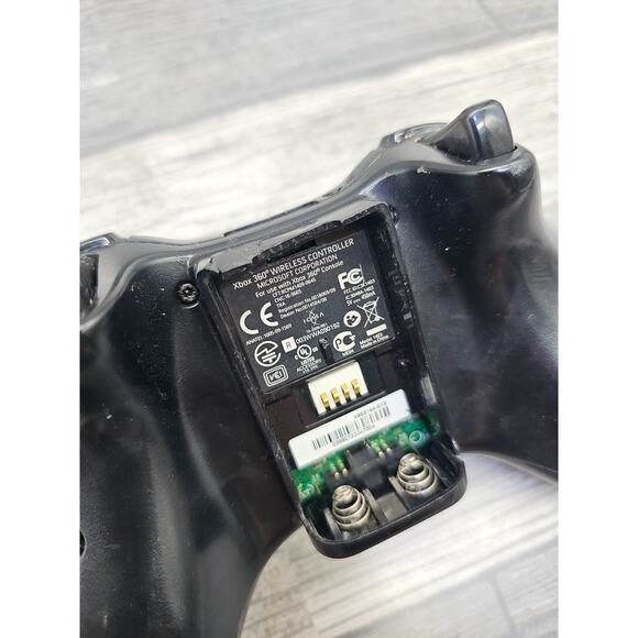 Lot of 2 Xbox Controllers • 1 Wired, 1 Wireless, See Pics for Details [BB] - Picture 8 of 16